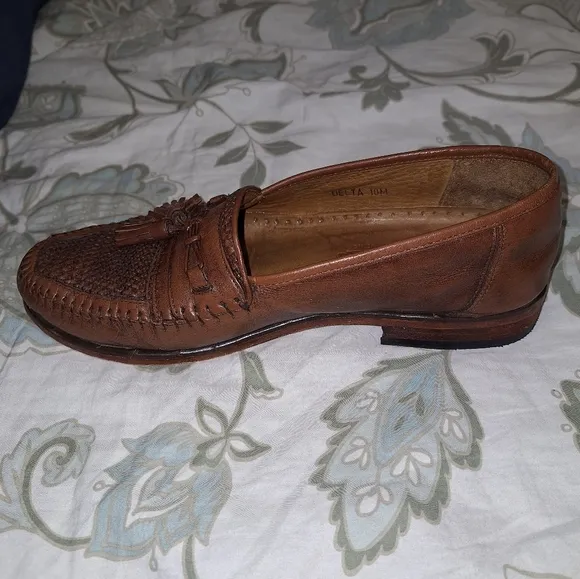 A pair of Sandro comfortwalk men's Delta leather loafers in a size 10M.