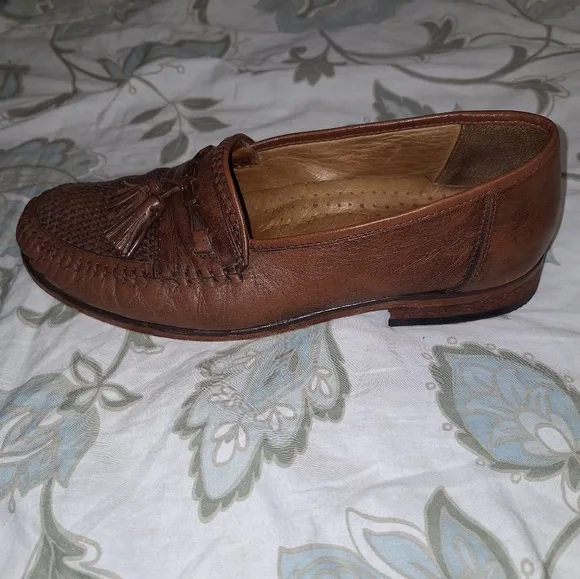 A pair of Sandro comfortwalk men's Delta leather loafers in a size 10M.