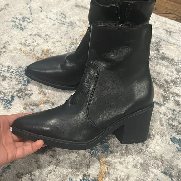 Aquatalia Cia leather pointe toe block heels women booties in black size 6