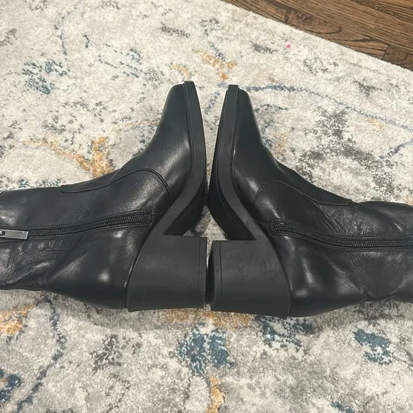 Aquatalia Cia leather pointe toe block heels women booties in black size 6