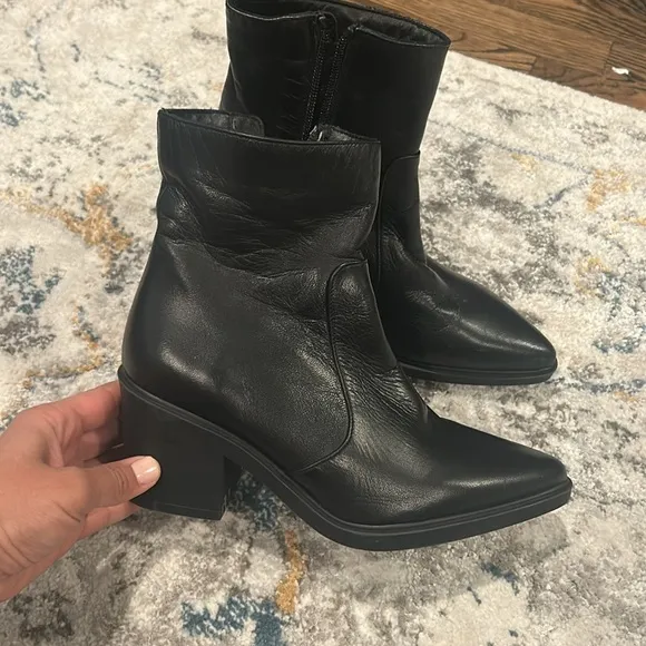 Aquatalia Cia leather pointe toe block heels women booties in black size 6