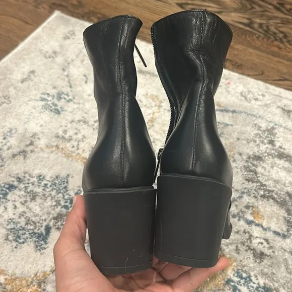 Aquatalia Cia leather pointe toe block heels women booties in black size 6
