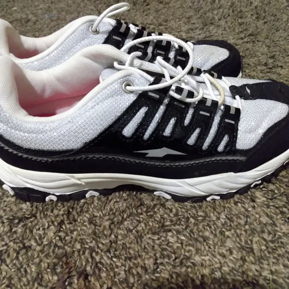 Brand New Avia black and white running shoes size 4