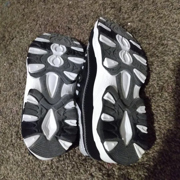 Brand New Avia black and white running shoes size 4