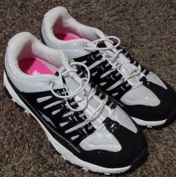 Brand New Avia black and white running shoes size 4