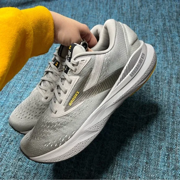 Brooks Adrenaline GTS 24 Running Shoes in Alloy White Gold Fusion