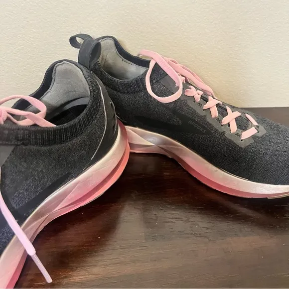 Brooks‎ Levitate 2 LE Running Shoes Black and Pink Size 9