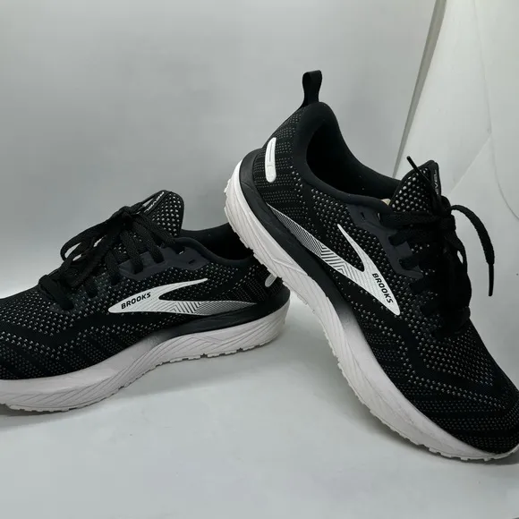 Brooks Revel 6 Running Shoes in Black / Blackened Pearl / White