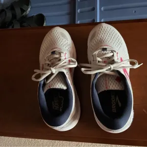 Brooks White and Pink Sneakers Lightweight Breathable Designwomen’s brooks shoes