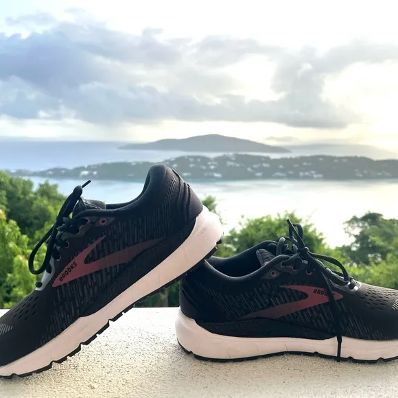 Brooks Women's Running Shoe 9.5 Addiction GTS 15 Almost new!