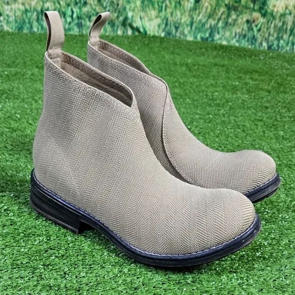 CHARLESTON SHOE CO. | THE BARCELONA BOOT \ STRETCH KNIT PREPPY BOOTS