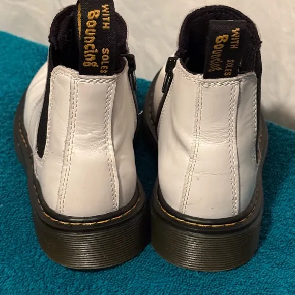 Dr. Martens Juniors Sz 2 White Ankle Boots &quot;Chelsea&quot; VGUC