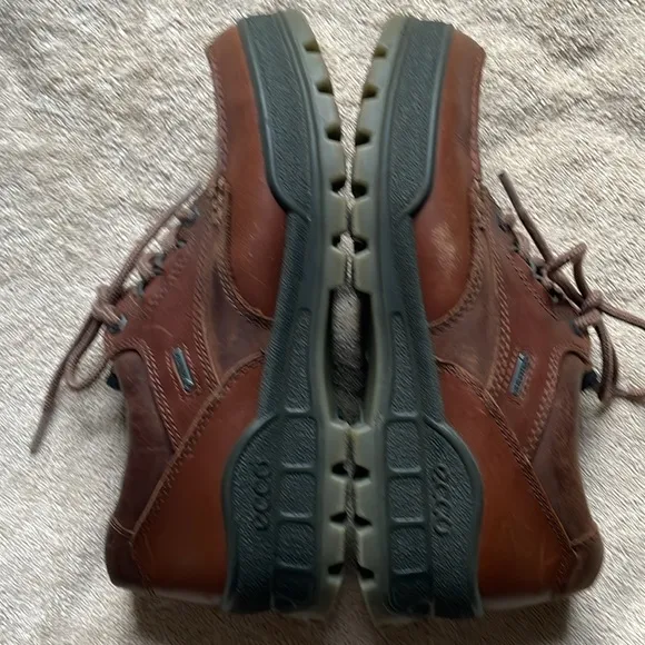 Ecco Mens 40/9 tan leather hiking shoes
