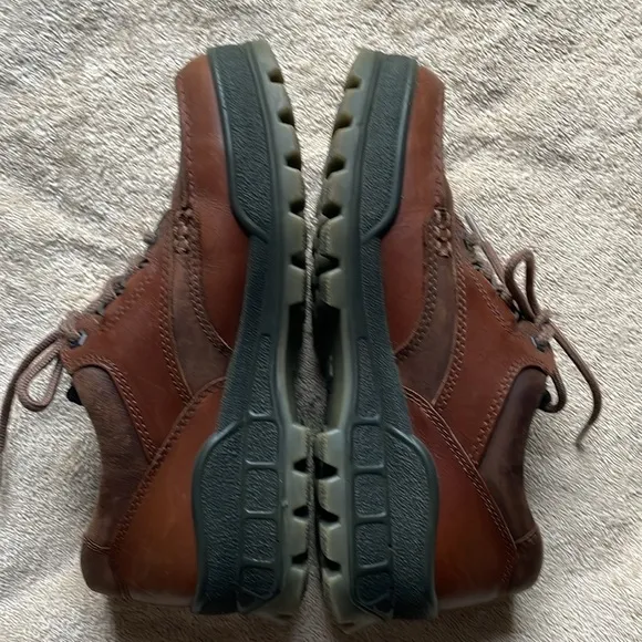Ecco Mens 40/9 tan leather hiking shoes