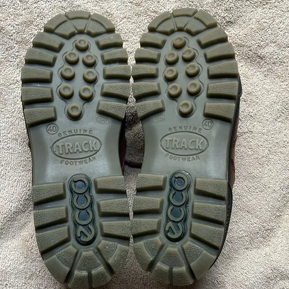 Ecco Mens 40/9 tan leather hiking shoes