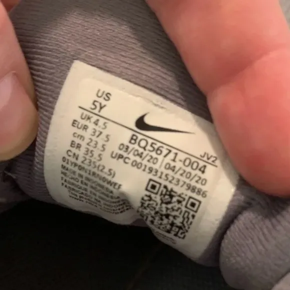 EUC Nike Revolution Running Shoes 5Y ( size-7 womens)