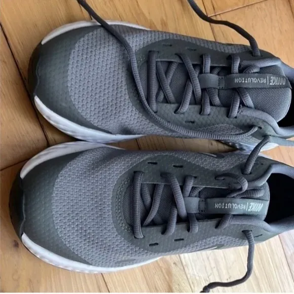 EUC Nike Revolution Running Shoes 5Y ( size-7 womens)