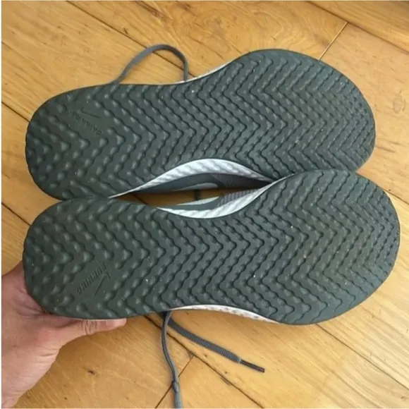 EUC Nike Revolution Running Shoes 5Y ( size-7 womens)