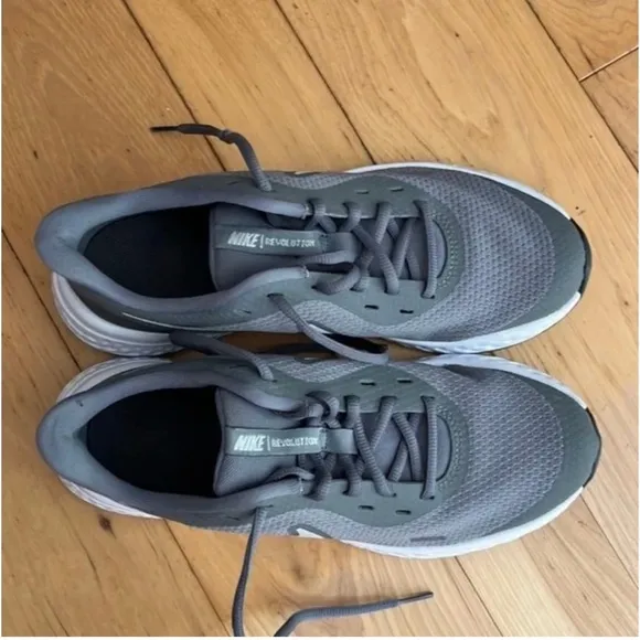 EUC Nike Revolution Running Shoes 5Y ( size-7 womens)