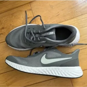 EUC Nike Revolution Running Shoes 5Y ( size-7 womens)