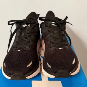HOKA Clifton 8 sneakers SIZE 7B. PRELOVED.