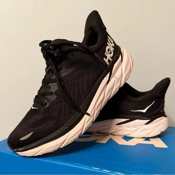 HOKA Clifton 8 sneakers SIZE 7B. PRELOVED.