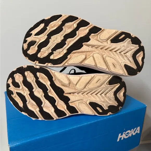 HOKA Clifton 8 sneakers SIZE 7B. PRELOVED.