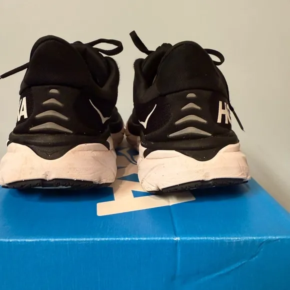 HOKA Clifton 8 sneakers SIZE 7B. PRELOVED.