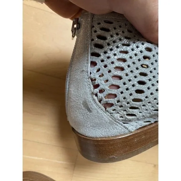 Italeau Leather silver perforated shoes Womens Size 41 NEW waterproof *flaw