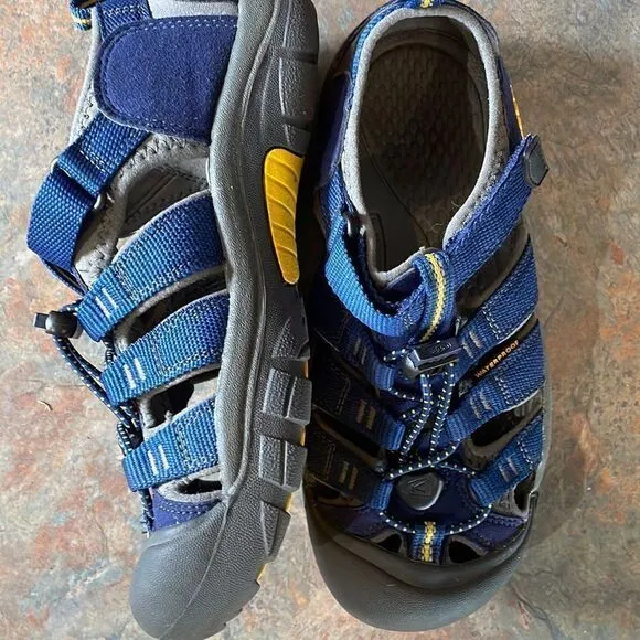 Keen Newport H2 Youth Boys Size 3 Waterproof Sandals