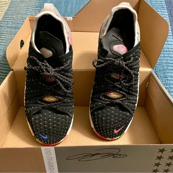 Lebron XVII (GS) shoes - barely worn