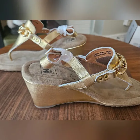 Mark Jenkins-Chain:Stylish 2 Wedge. Gold leather Size 9  NWOT