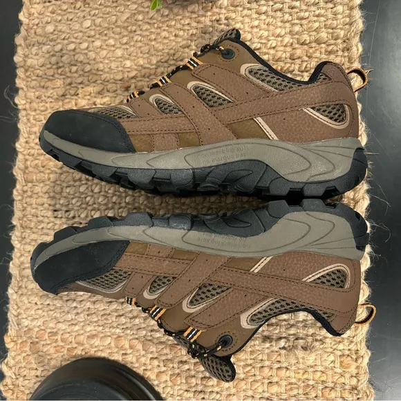 Merrell boys brown Moab 2 low cut hikers waterproof lace up shoes size 6