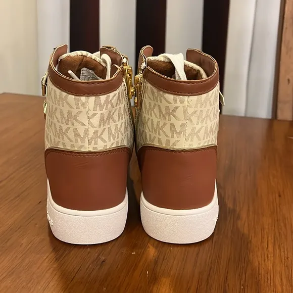 Michael Kors Ivy Vin shoes sneakers new Vanilla Youth Girls Size 5