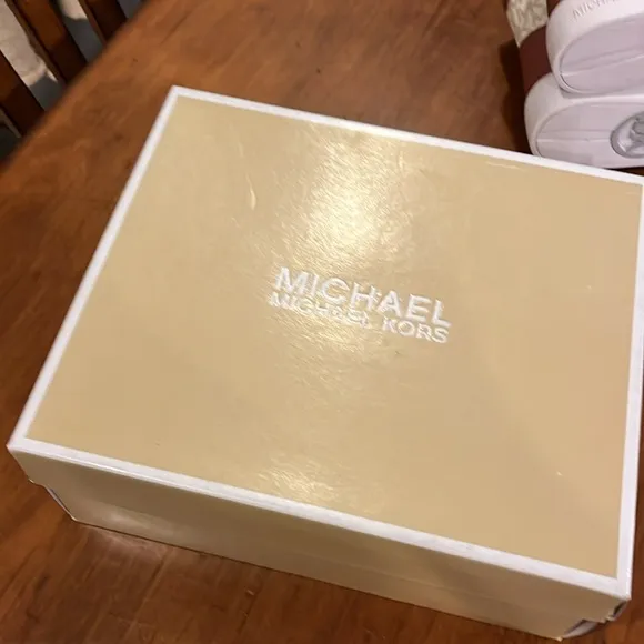 Michael Kors Ivy Vin shoes sneakers new Vanilla Youth Girls Size 5