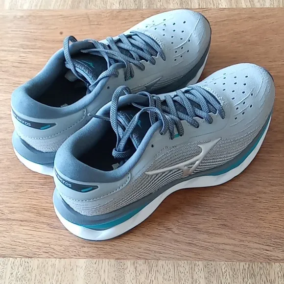 Mizuno women's athletic shoes-NEW