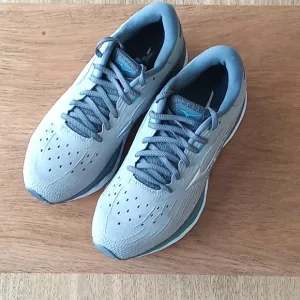 Mizuno women's athletic shoes-NEW