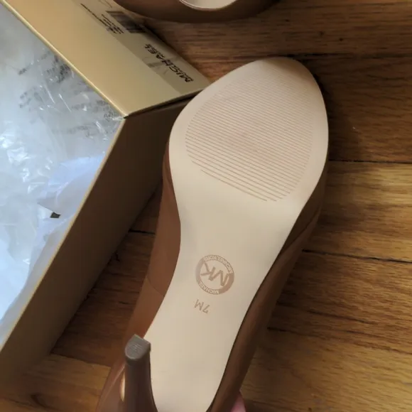NIB Michael Kors Antoinette Leather Pump