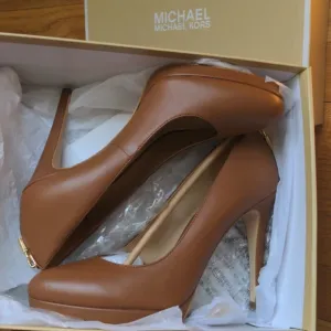 NIB Michael Kors Antoinette Leather Pump