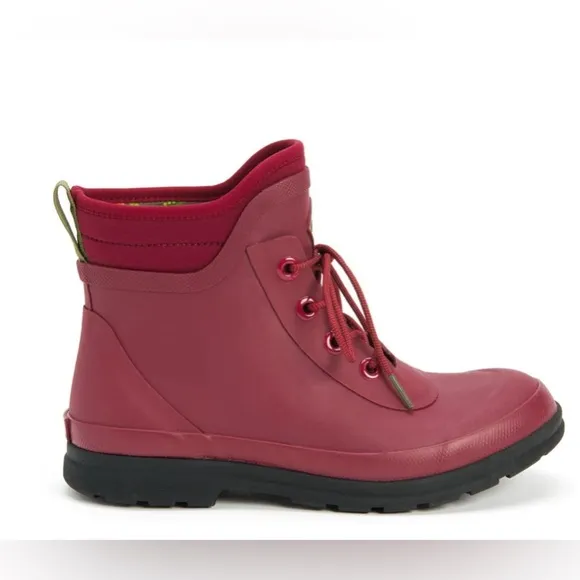 NIB Women’s MUCK WATERPROOF ankle boots 8