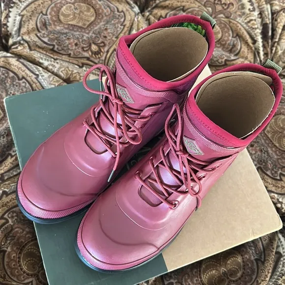 NIB Women’s MUCK WATERPROOF ankle boots 8