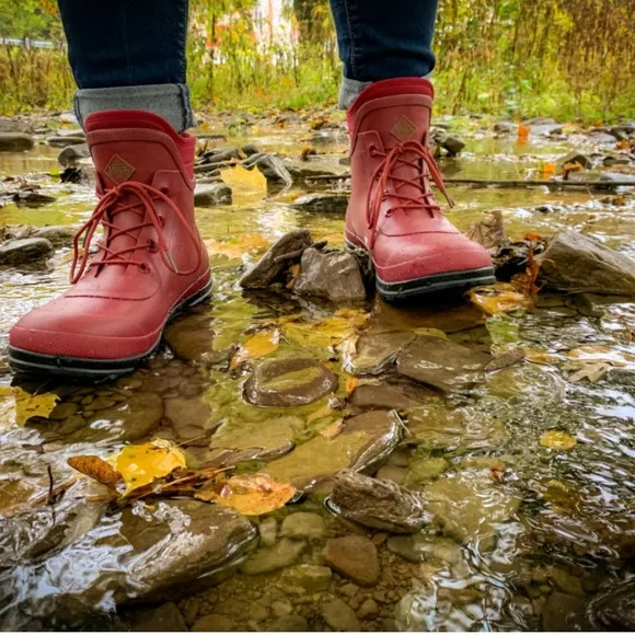 NIB Women’s MUCK WATERPROOF ankle boots 8