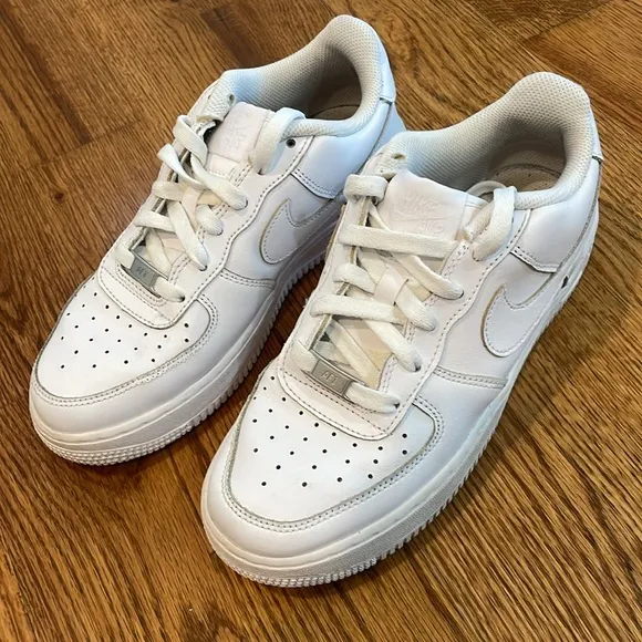 Nike Air Force 1 LE Sneakers/Tennis Shoes. Size 6Y. Excellent Condition.