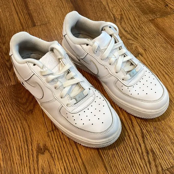 Nike Air Force 1 LE Sneakers/Tennis Shoes. Size 6Y. Excellent Condition.