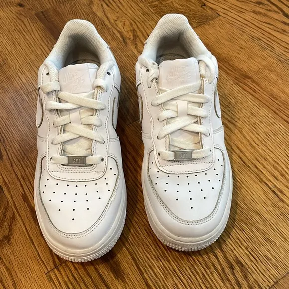 Nike Air Force 1 LE Sneakers/Tennis Shoes. Size 6Y. Excellent Condition.