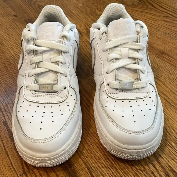 Nike Air Force 1 LE Sneakers/Tennis Shoes. Size 6Y. Excellent Condition.