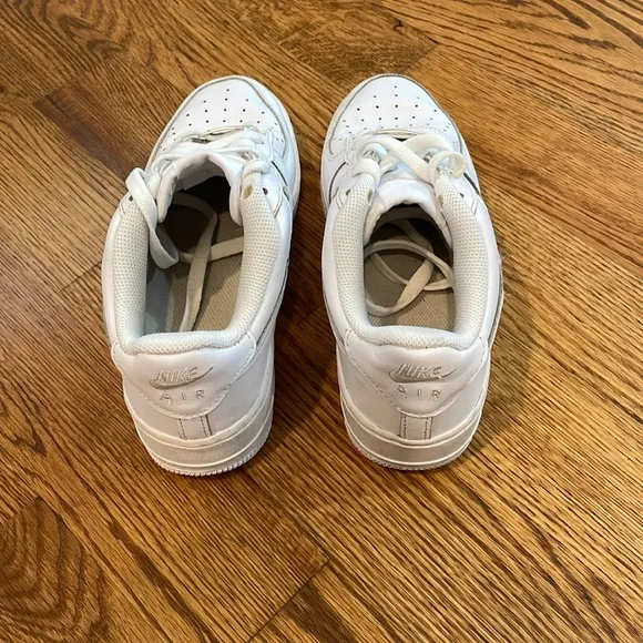 Nike Air Force 1 LE Sneakers/Tennis Shoes. Size 6Y. Excellent Condition.
