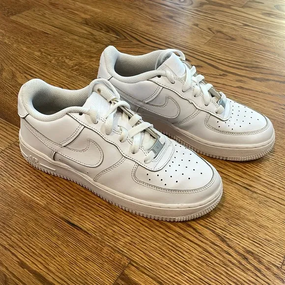 Nike Air Force 1 LE Sneakers/Tennis Shoes. Size 6Y. Excellent Condition.