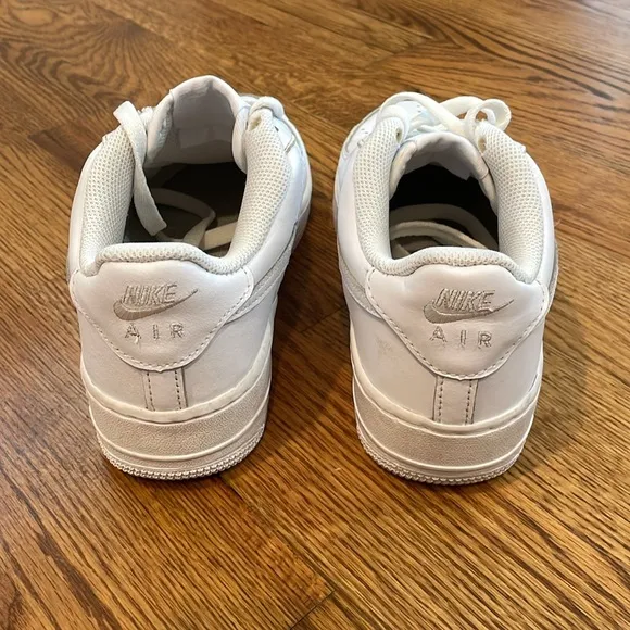 Nike Air Force 1 LE Sneakers/Tennis Shoes. Size 6Y. Excellent Condition.