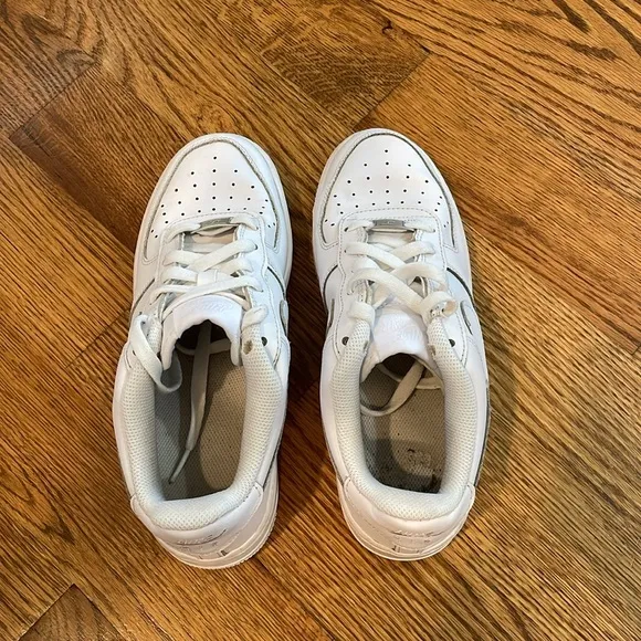 Nike Air Force 1 LE Sneakers/Tennis Shoes. Size 6Y. Excellent Condition.